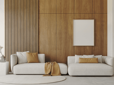 Modernes Wohnzimmer mit weißem Sofa, Couchtisch und dekorativer Wand mit Akustikpaneelen