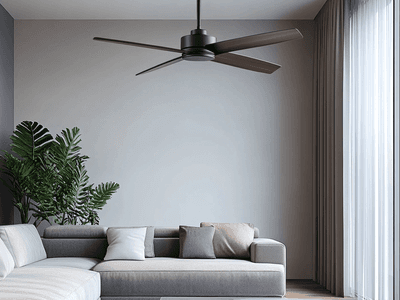 Deckenventilator in einem modernen Wohnzimmer mit stilvoller Einrichtung